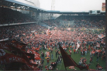 Die Fans stürmen den heiligen Rasen des Fritz Walter Stadions
